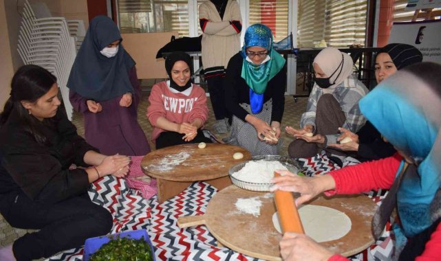 Üniversiteli kız öğrencilere Malatya yemeklerinin yapımı öğretiliyor