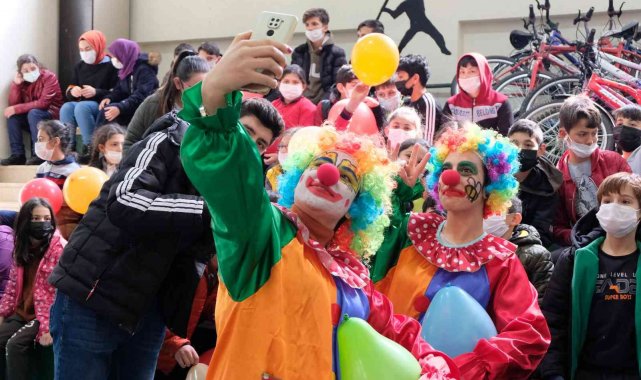 Üniversiteliler köy okulunda öğrencilerle buluştu