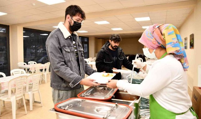 Üniversitelilere ücretsiz yemek hizmeti 3 noktada devam ediyor