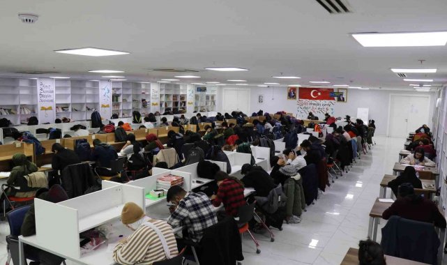 Üniversiteye hazırlanan gençler ücretsiz TYT sınavında ter döktü