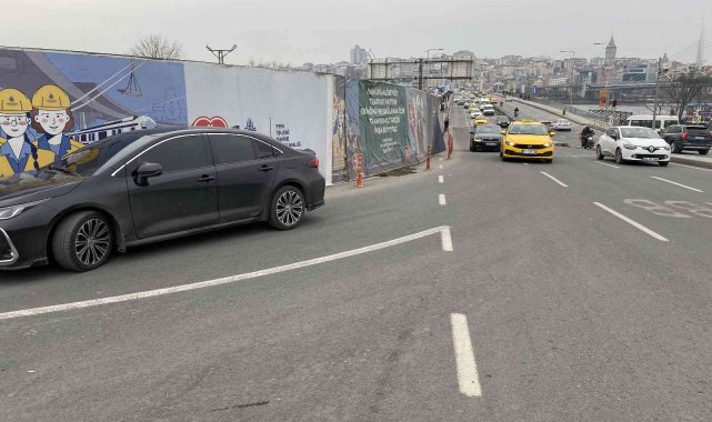 Unkapanı'ndaki tramvay alt geçit çalışması yayaları tehlikeye ayıyor