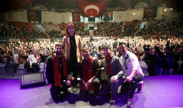 Ünlü pop sanatçısı Emre Aydın gazi şehirliler için konser verdi