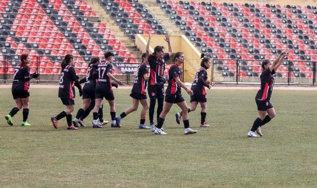 Uşak Kadın Futbol Takımı ilk maçından galibiyetle ayrıldı