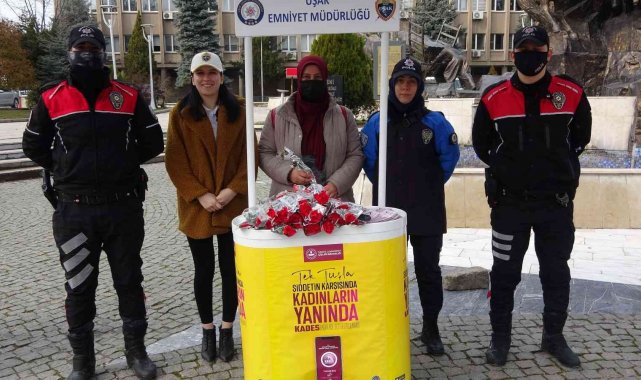 Uşak'ta Dünya Kadınlar Günü'nde kadınlara karanfil dağıtıldı