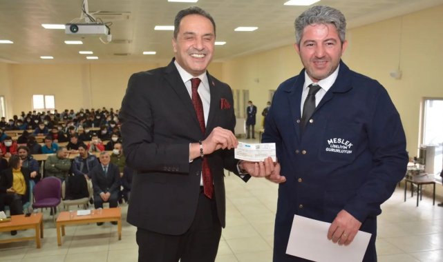 Uşaklı iş adamı kendini yetiştiren okulu unutmadı