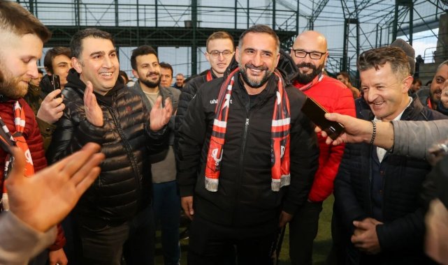 Uşaksporlu taraftarlardan Ümit Karan&#039;a hoş geldin kutlaması