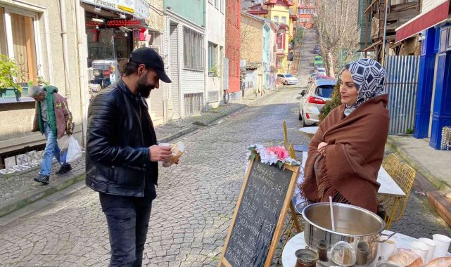 Üsküdar'da bir işletme Çanakkale Zaferi anısına hoşaf ve ekmek dağıttı