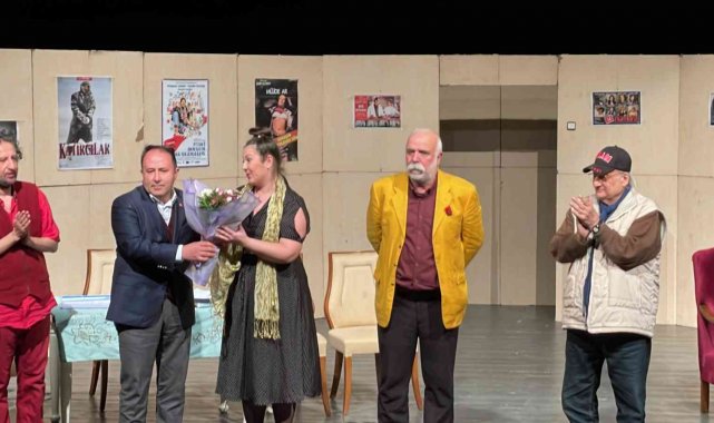 Usta oyuncular Düzce&#039;de sahne aldı