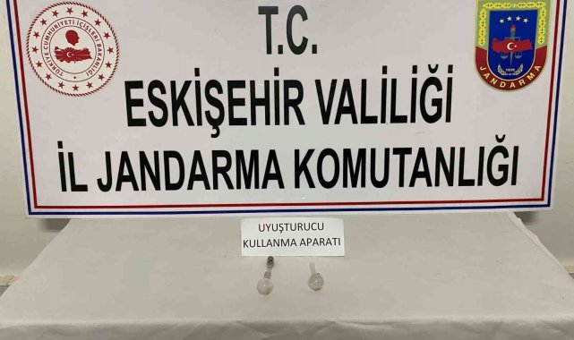 Uyuşturucu madde kullanma aparatlarını jandarmadan saklamaya çalıştılar