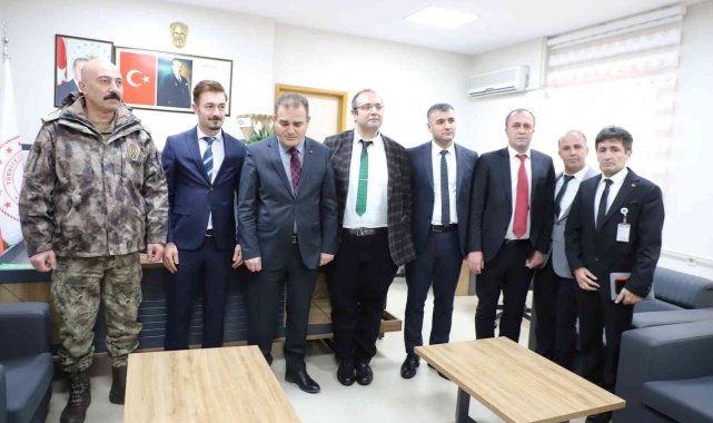 Vali Akbıyık sağlık çalışanlarının bayramını kutladı