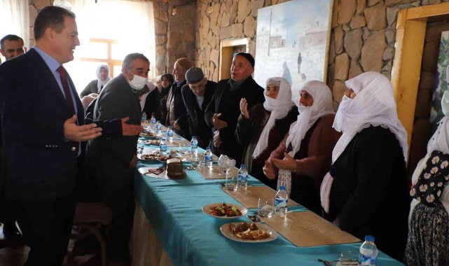 Vali Akbıyık yaşlılarla yemekte bir araya geldi