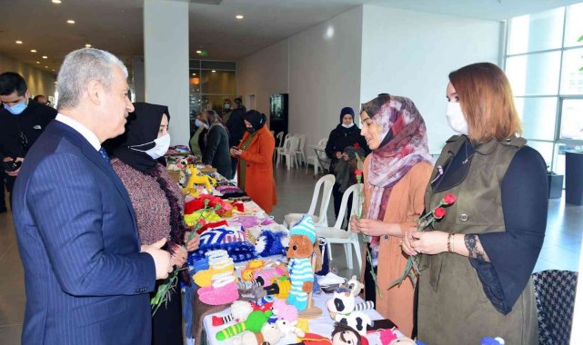 Vali Akın, &#039;Üreten Kadınlar&#039; standını gezdi