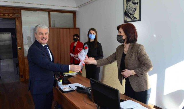 Vali Akın, kadın personele karanfil dağıttı