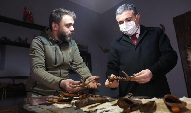 Vali Atay, Altınışık tarafından işlenen bıçakları inceledi