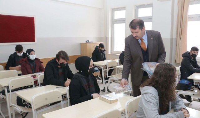 Vali Ayhan&#039;dan öğrencilere kitap hediyesi