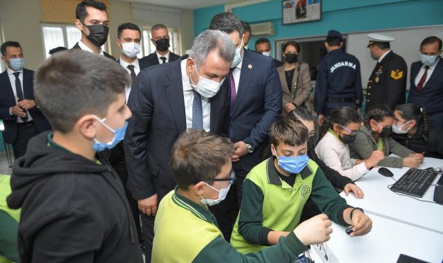 Vali Elban, robotik kodlama sınıflarının açılışını yaptı