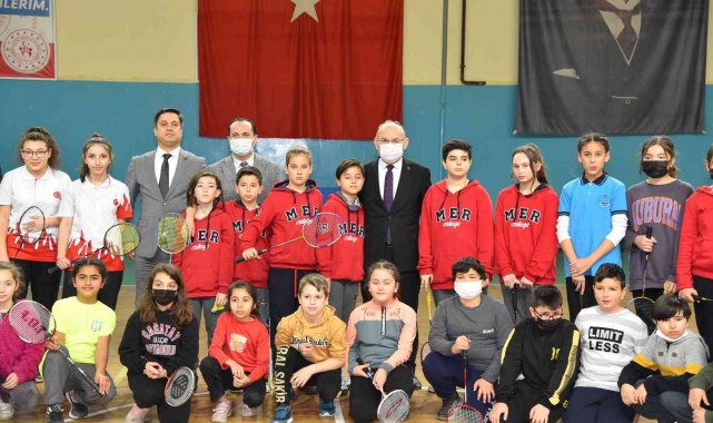 Vali Karadeniz milli sporcularla badminton oynadı
