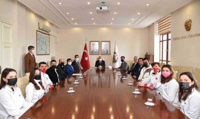 Vali Karadeniz Türkiye Şampiyonu takımı ağırladı