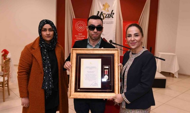 Vali Kocabıyık'tan Gaziye devlet övünç madalyası ve berat takdimi