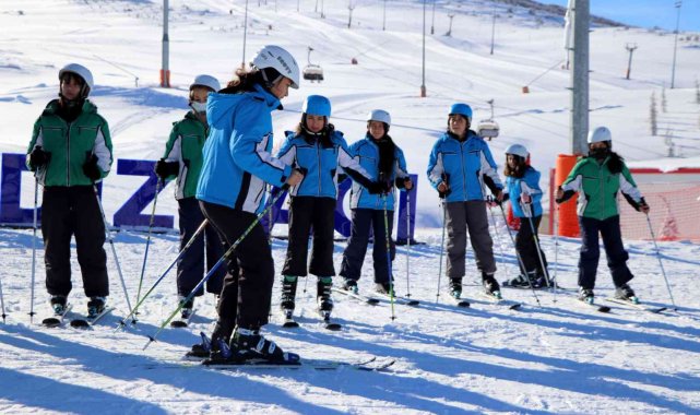 Vali, milyarlık tesisisin kapılarını köy çocuklarına ardına kadar açtı