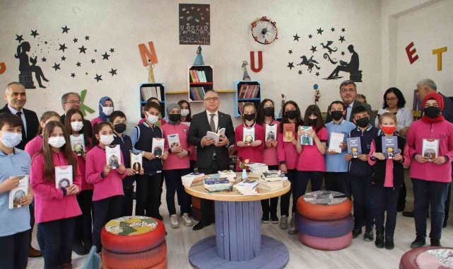 Vali Şimşek, kütüphanesindeki kitapları bağışladı
