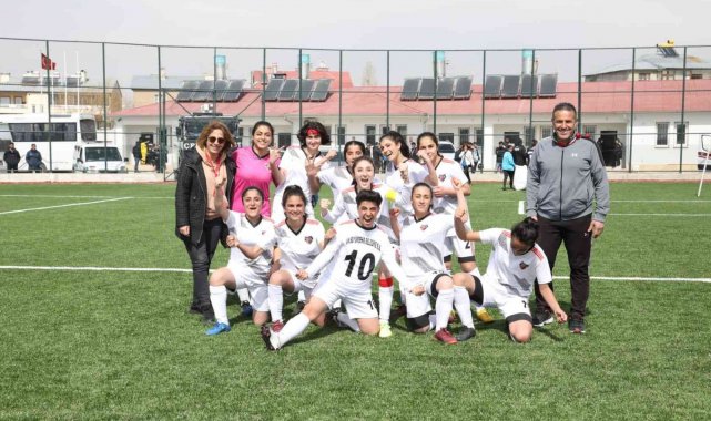 Van Büyükşehir Belediye Kadın Futbol Takımı ilk maçında galip geldi