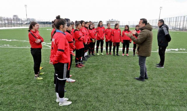 Van Büyükşehir Belediyesi Kadın Futbol Takımı ilk maçına hazırlanıyor