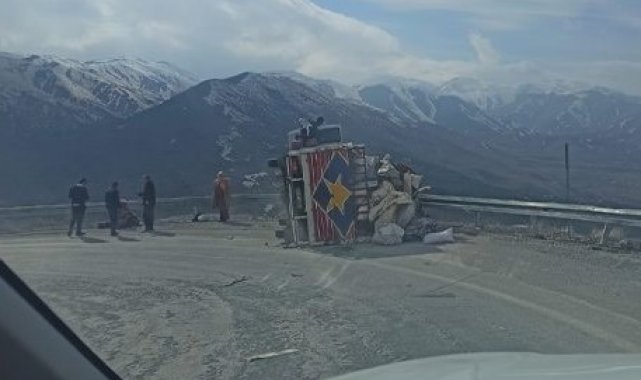 Virajı alamayan kamyon devrildi: 1 yaralı