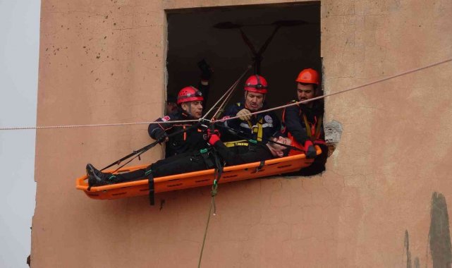 Yağmur altında deprem tatbikatı