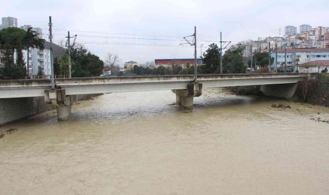 Yağmur ve eriyen kar akarsuları coşturdu