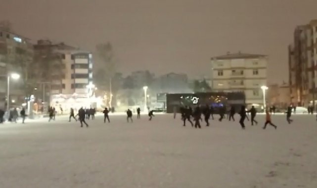Yaklaşık 200 kişi aynı anda kar topu oynadı