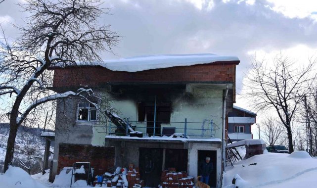Yanan ev kullanılmaz hale geldi