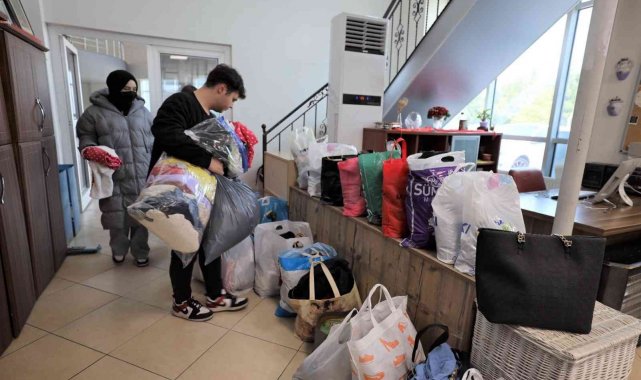 Yardımsever öğrenciler, hayır çarşısına kıyafet desteğinde bulundu