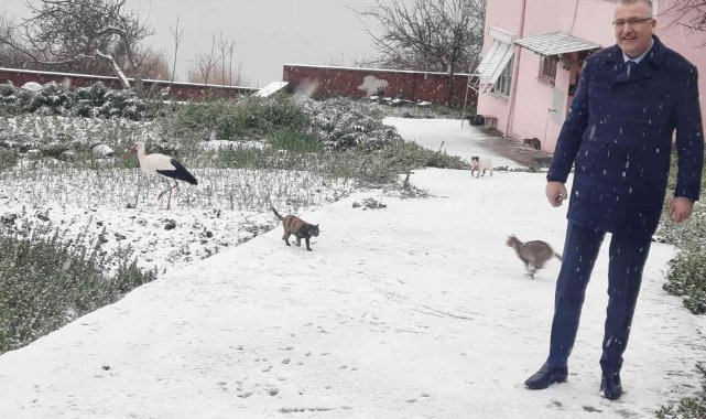 Yaren Leylek karla tanıştı, soluğu dostunun yanında aldı