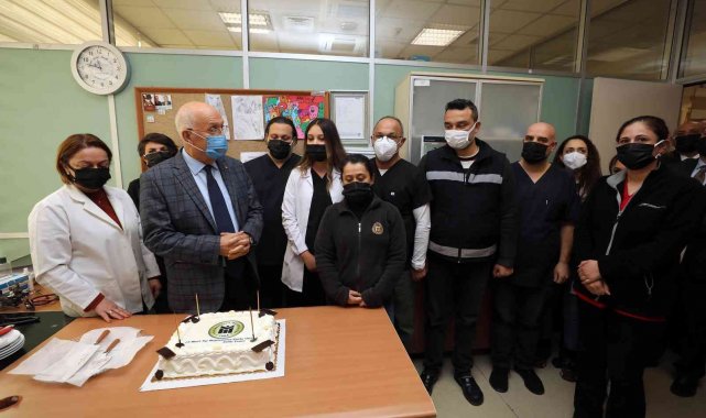 Yaşar, sağlık personeliyle birlikte pasta kesti