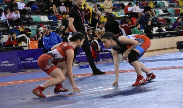 Yasemin Adar Kadınlar Güreş Türkiye Şampiyonası başladı