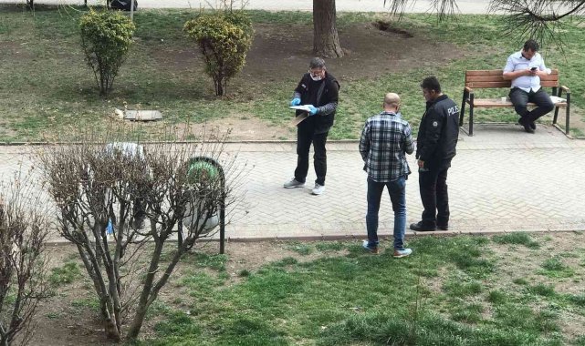 Yaşlı adam parktaki bankta kanlar içinde bulundu