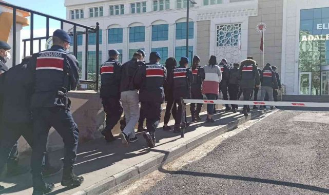 Yaşlı adamı dolandıramadan yakalandılar