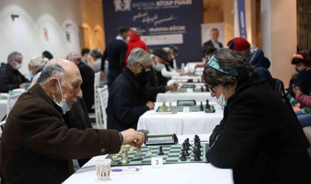 Yaşlı bireyler, satranç turnuvasında buluştu