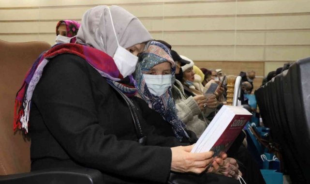 Yaşlı bireylere hafızayı güçlü tutmak için örgü ve bulmaca seti hediye edildi