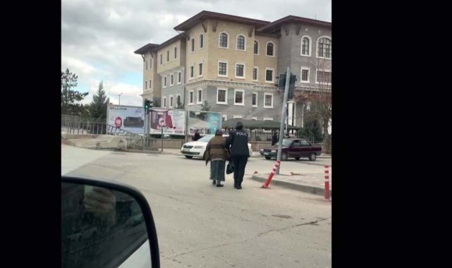 Yaşlı kadına polisten şefkat eli