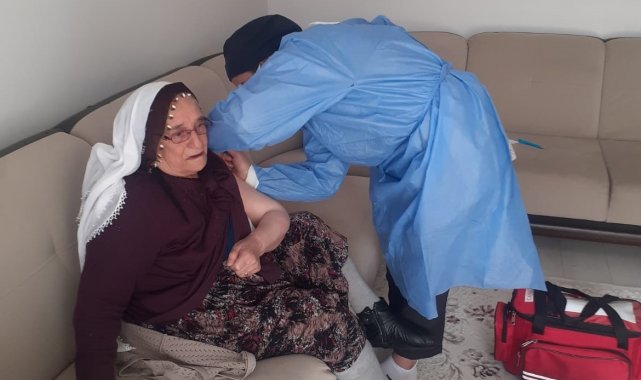 Yaşlı, yatağa bağımlı ve engelli bireylerinin aşıları evlerinde yapılıyor
