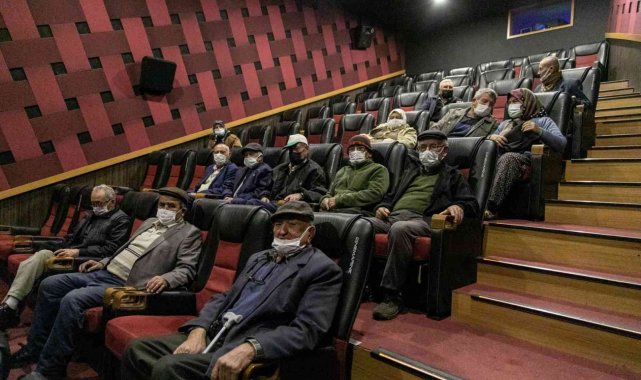 Yaşlılara saygı haftasında film izlediler