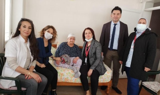 Yaşlıları evlerinde ziyaret ederek günlerini kutladılar