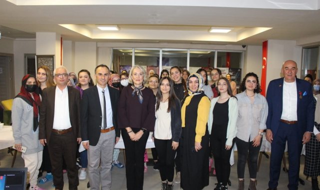 Yazar Menekay üniversiteli öğrencilerle buluştu