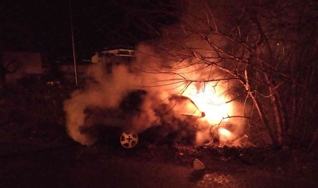 Yeni satın aldığı aracı seyir halindeyken cayır cayır yandı