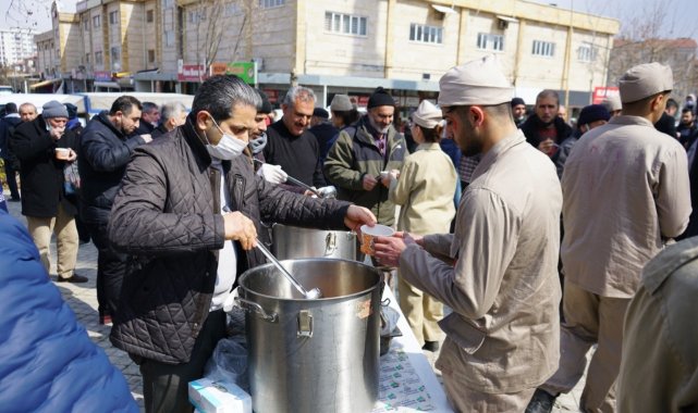 Yeşilyurt'ta hoşaf ve arpa ekmek dağıtıldı