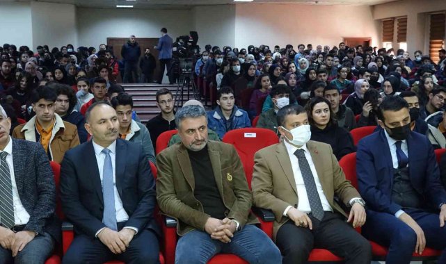 YKS'ye hazırlanan öğrencilere seminer