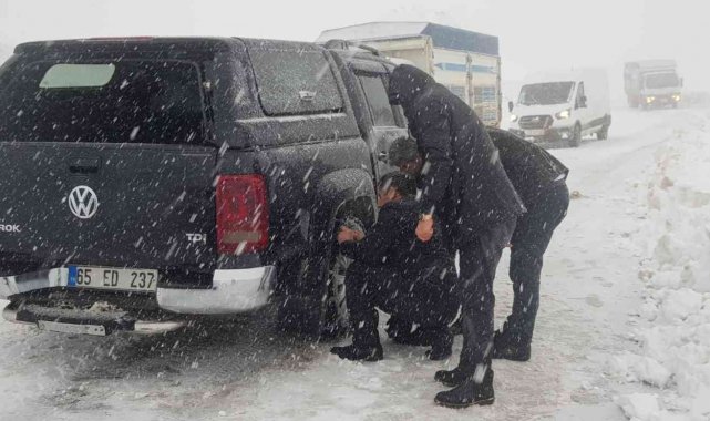 Yoğun kar, sis ve tipiden dolayı onlarca araç yolda kaldı