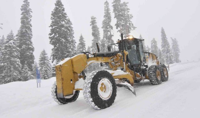 Yoğun kar yağışı Kastamonu'da 443 köy yolunu ulaşıma kapattı